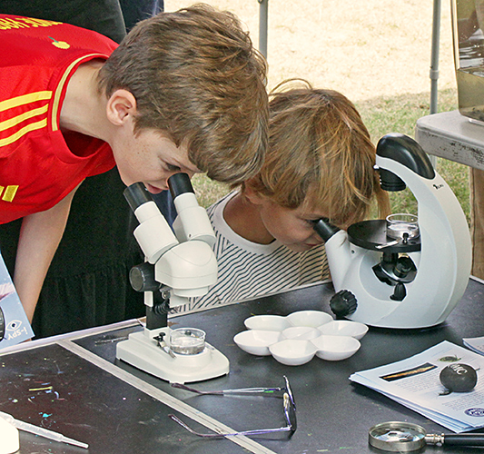 Young visitors with small microscopes
